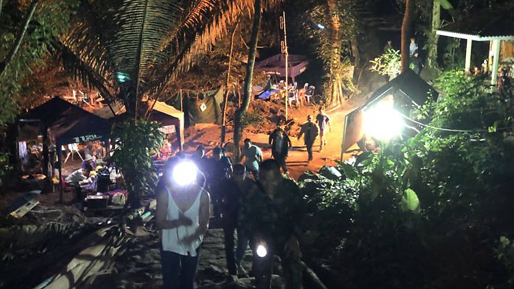 Elon Musk twittert Fotos von den Rettungsarbeiten in Thailand.