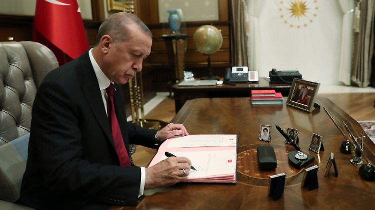 Per Dekret schließt Erdogan das Kabinett von der Entscheidung über den Notenbankchef aus. 