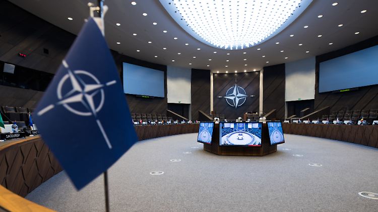 Die möglichen Bedrohungen aus dem Osten und Süden sollen auch Thema beim Nato-Gipfel in Brüssel sein.