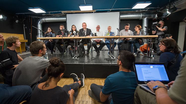 Abdulkerim Simsek (2.v.l.), Gamze Kubasik (3.v.l.) und Arif S. (3.v.r.) mit ihren Anwälten auf der Pressekonferenz.