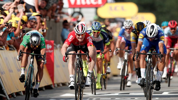 Nach der Zieleinfahrt auf dem dritten Platz ist Greipel (2.v.l.) mächtig frustriert.