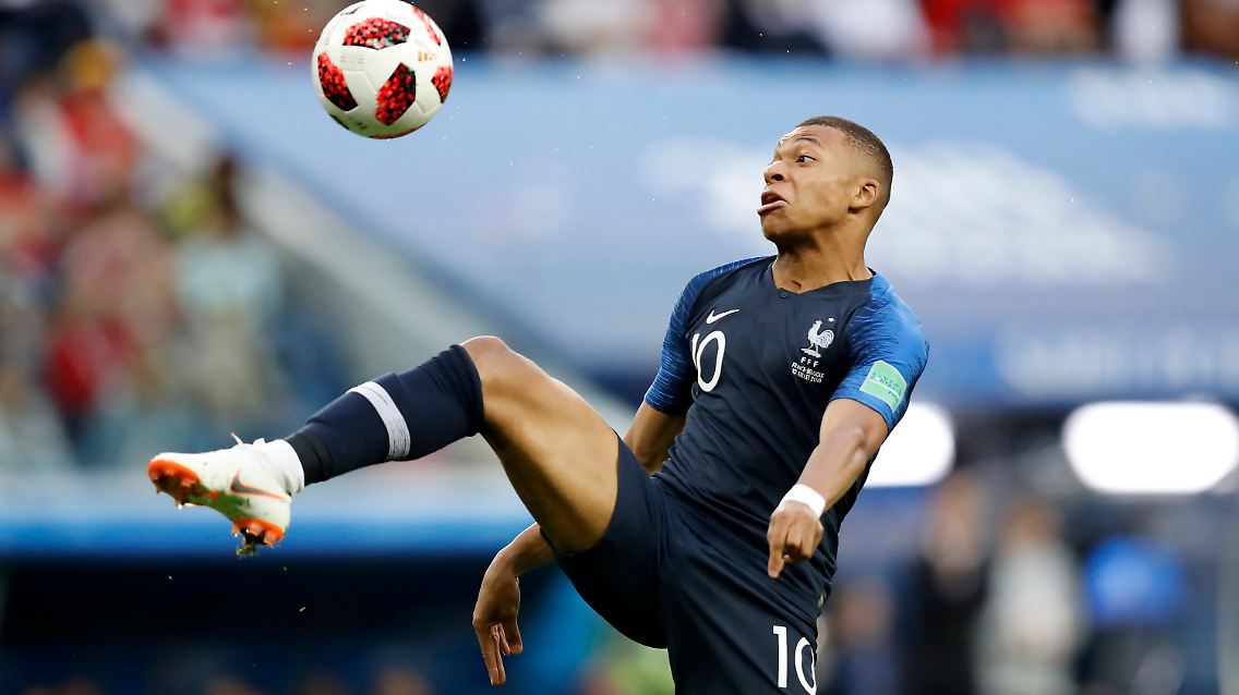 Und dann die nächste. Und die ist noch dicker! Die Franzosen kombinieren Mbappé in Minute 38 frei, …