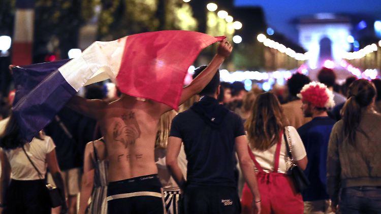 Franzosen lassen es nach dem Finaleinzug bei der Fußball-WM mal so richtig krachen.
