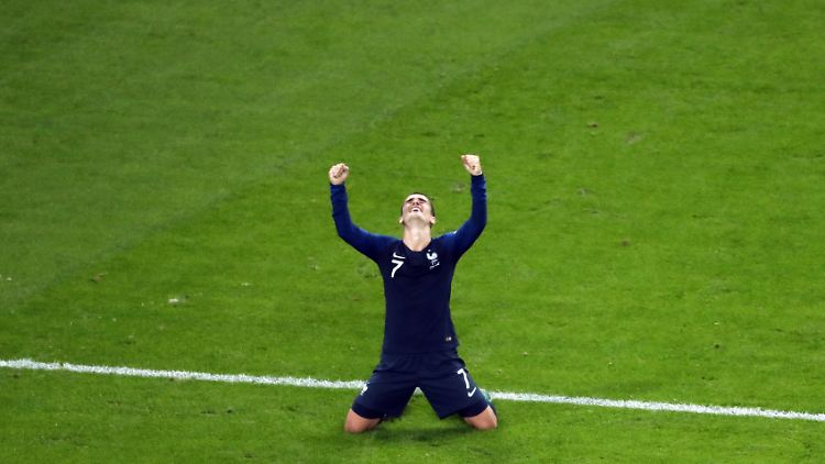 Antoine Griezmann jubelt auf dem Rasen: Finale!