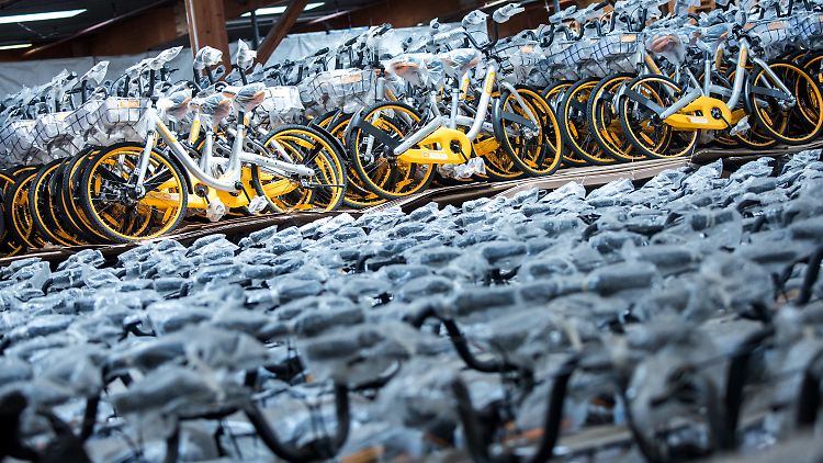 In der Lagerhalle von Harald Ploß stehen rund 10.000 Obikes.