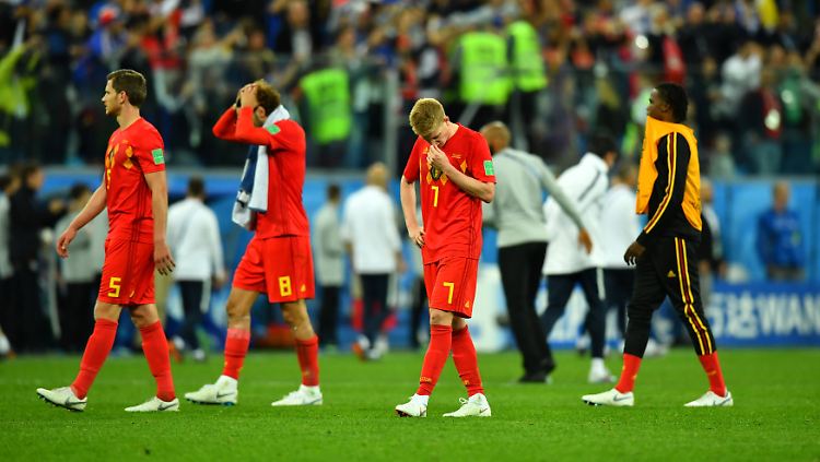 Nach dem WM-Aus gegen Frankreich im Halbfinale sind Belgiens Fußballer um Kevin De Bruyne (2.v.r.) niedergeschlagen.