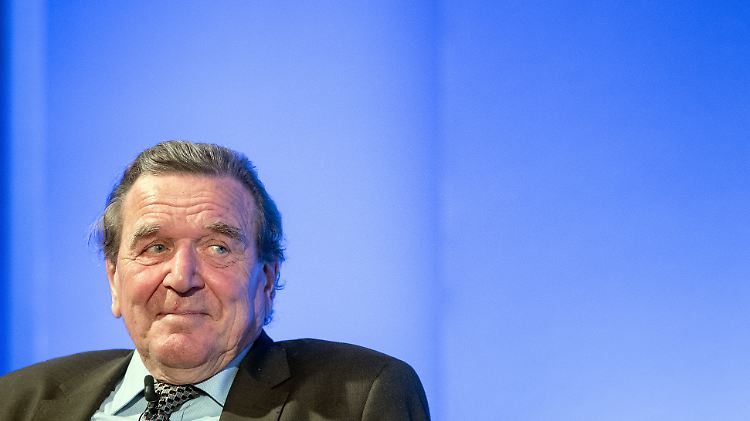 Schröder fordert ein hartes Durchgreifen von Merkel.