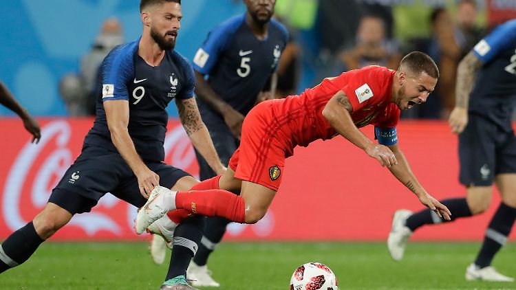 Frankreichs Olivier Giroud foult Belgiens Eden Hazard im WM-Halbfinale. Der Pfiff bleibt aus - ebenso wie ein Eingriff des Videoassistenten.
