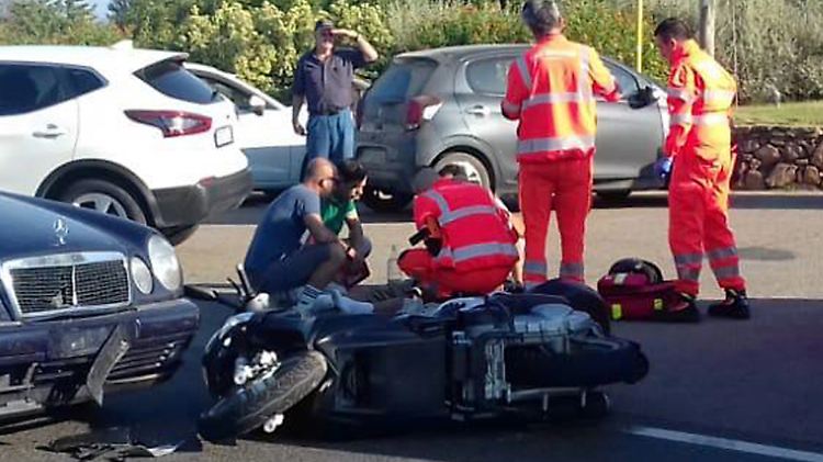 Auf dieser viel befahrenen Kreuzung zum Touristenort Costa Corralina prallt George Clooney frontal auf ein stehendes Auto.