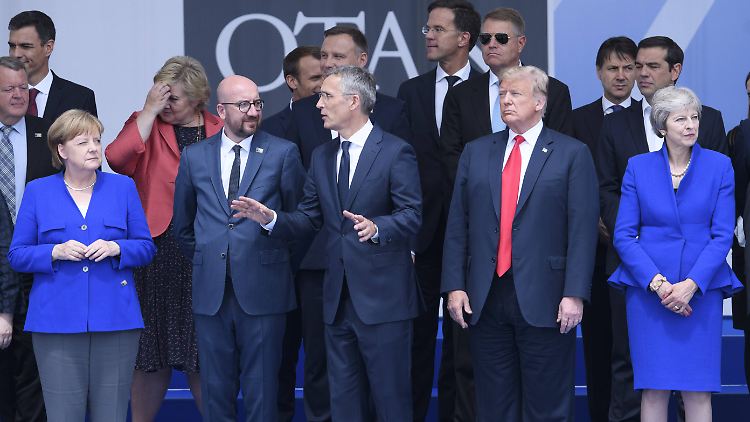Gruppenfoto in angespannter Atmosphäre: der Nato-Gipfel in Brüssel.