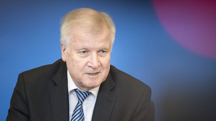 Horst Seehofer lehnt einen Rücktritt ab.