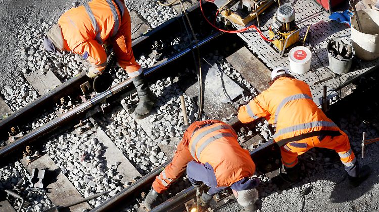 9,3 Milliarden Euro sollen 2018 in die Erneuerung von Gleisen und Bahnhöfen gesteckt werden.