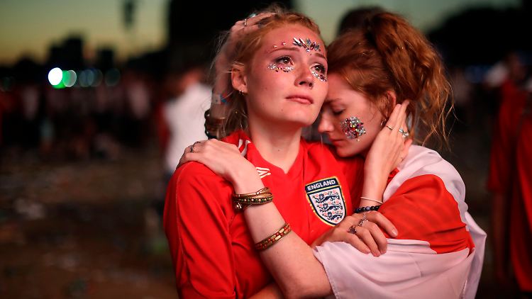 Ausscheiden schmerzt, wer wüsste das nicht? Englische Fans nach der Halbfinal-Niederlage gegen Kroatien.