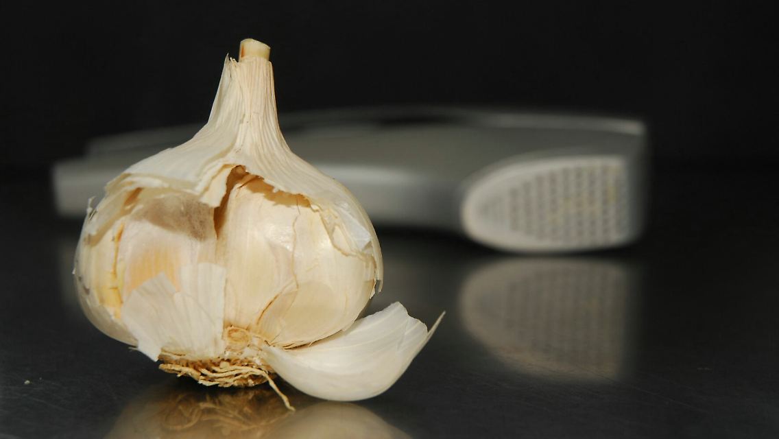 Knoblauch oder Kruzifix gegen die Krise? Wenn's leicht wäre, wäre so mancher Geldpolitiker sicherlich froh.