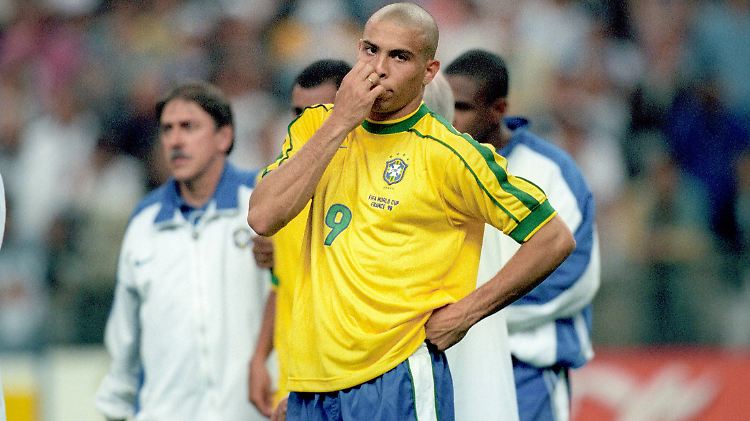 Der brasilianische Superstar Ronaldo ist vor dem WM-Finale 1998 dem Tode nahe - und steht dann trotzdem auf dem Platz.
