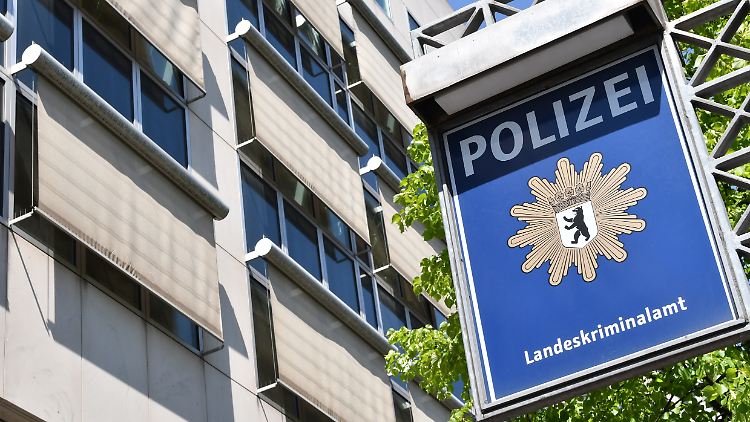 Ein Berliner Polizeioberkommissar soll unter anderem die "88" als Abschiedsgruß verschickt haben.