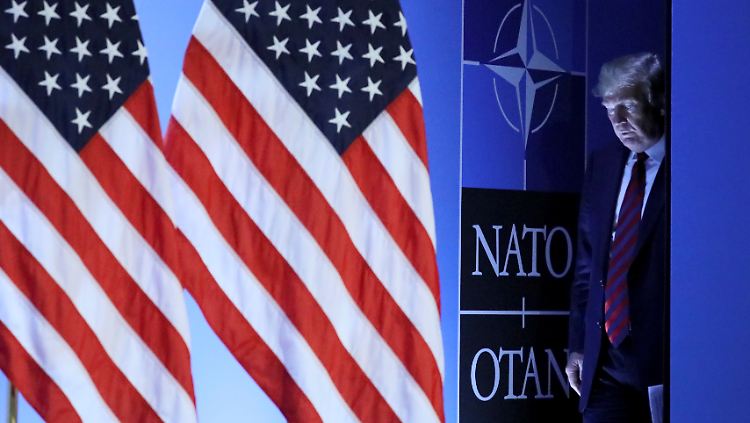 Trump auf dem Weg zur Pressekonferenz am Ende des Nato-Gipfels.