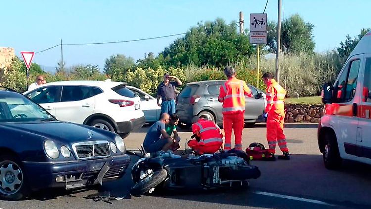 Mit seinem Roller war George Clooney mit einem Mercedes zusammengestoßen und auf die Motorhaube des Autos geflogen.