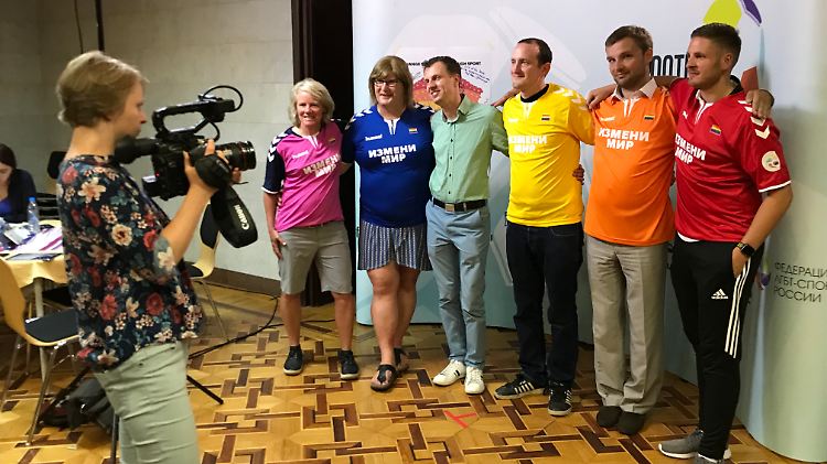Organisator Alexander Agapov (in Grün) hat unter anderem Schiedsrichter Ryan Atkin (in Rot) zur LGBT-Konferenz geladen.