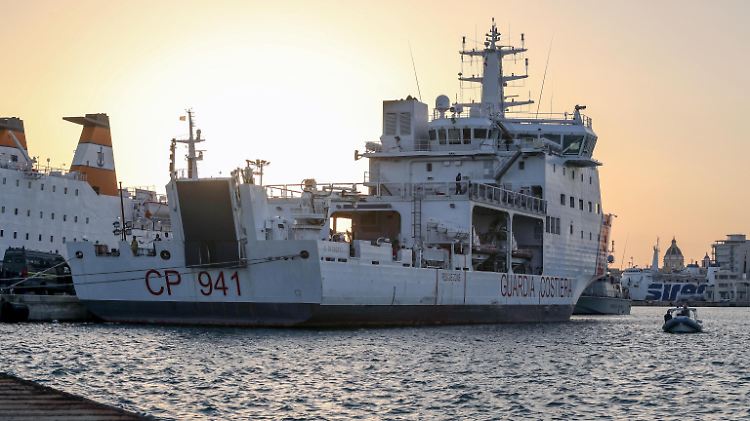 Die Migranten durften das Schiff der italienischen Küstenwache im Hafen von Trapani schließlich verlassen.