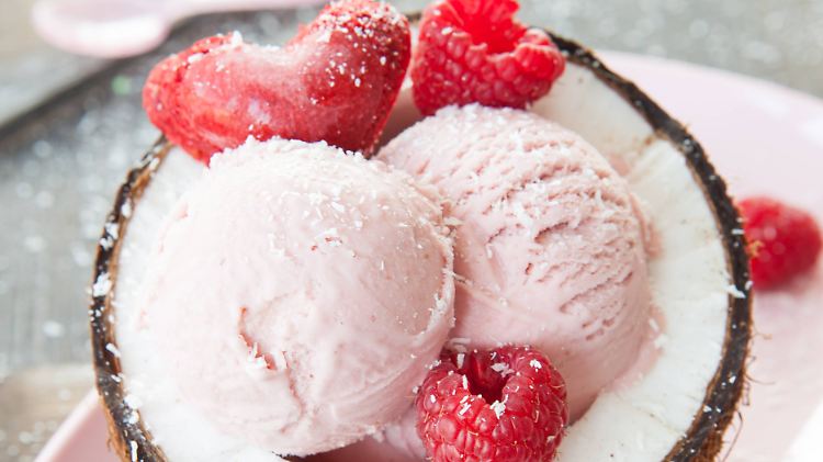 Eiscreme mit Himbeeren in halber Kokosnuss - wie heißt das gleich noch auf Englisch?