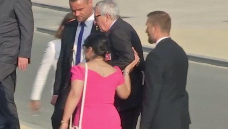 Jean-Claude Juncker musste von Teilnehmern des Nato-Gipfels gestützt werden.