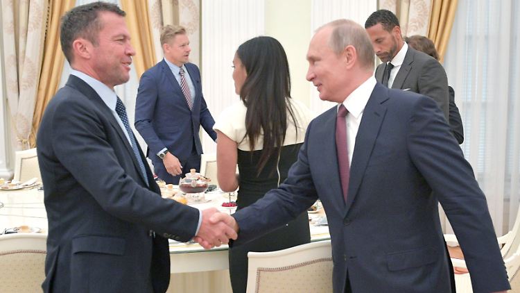 DFB-Rekordnationalspieler Lothar Matthäus und Russlands Präsident Wladimir Putin geben sich im Kreml die Hand.