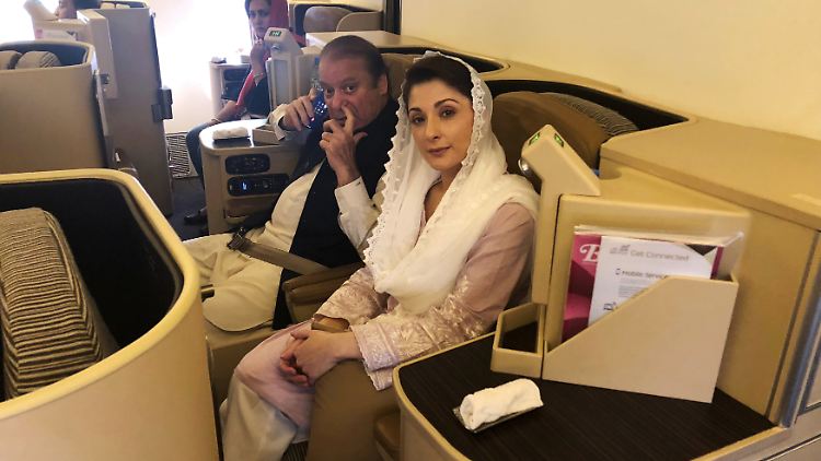 Nawaz Sharif und seine Tochter Maryam im Flugzeug kurz vor der Festnahme. 