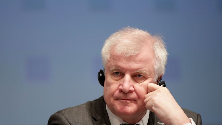 Einige CSU-Politiker fragen sich, ob Seehofer mit seinem Handeln die Landtagswahl belasten will.