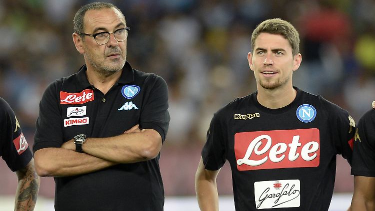 Wie bei Neapel, so bei Chelsea - Trainer Maurizio Sarri (l.) und Mittelfeldmann Jorginho.