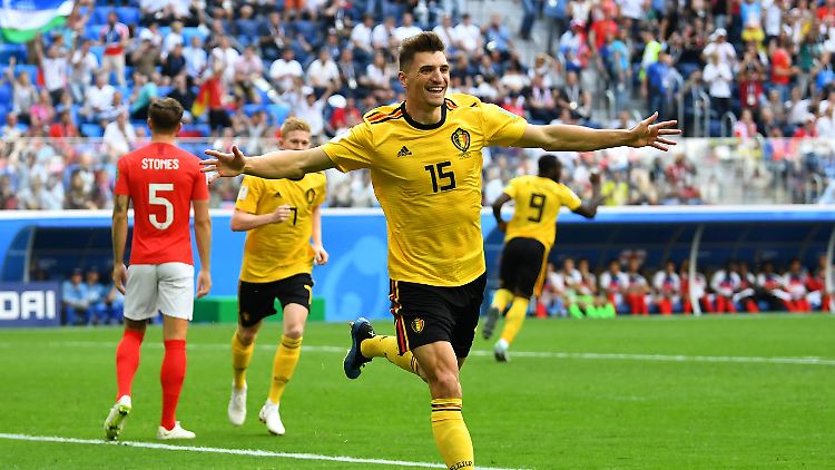 Thomas Meunier von Paris Saint-Germain schiebt den Ball nach vier Minuten ins englische Tor.