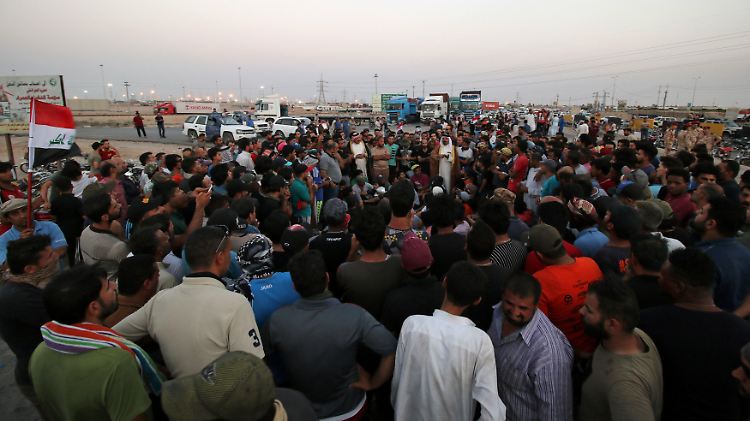Demonstranten blockieren die Straße zum Hafen von Basra, dem wichtigsten Ölumschlagplatz des Landes.