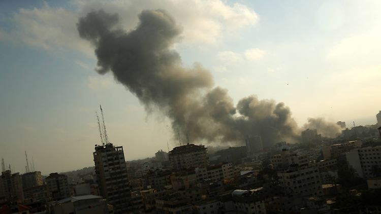 Über Gaza-Stadt steigen nach einem israelischen Luftangriff Rauchwolken auf. 