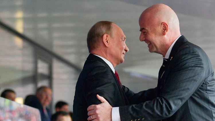 Putin (l.) mit Infantino (r.) - schöne Bilder für den Gastgeber.