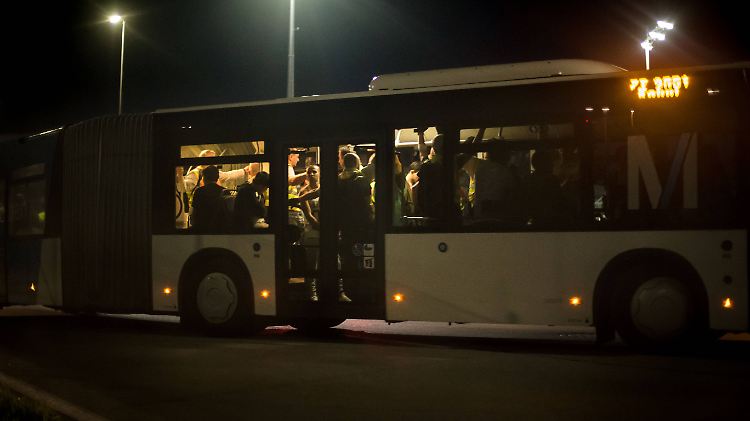 Ein Bus bringt abgelehnte Asylbewerber zu einem Flugzeug am Münchener Flughafen.