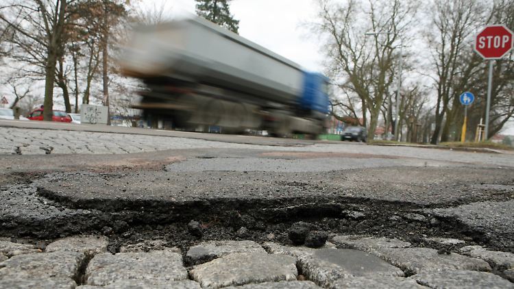 Die schlechtesten Straßen gibt es der Umfrage zufolge in Nordrhein-Westfalen.