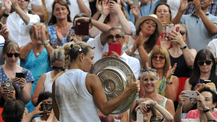 Kann ihr Glück kaum fassen, hält die Trophäe aber schon fest in den Händen: Angelique Kerber.