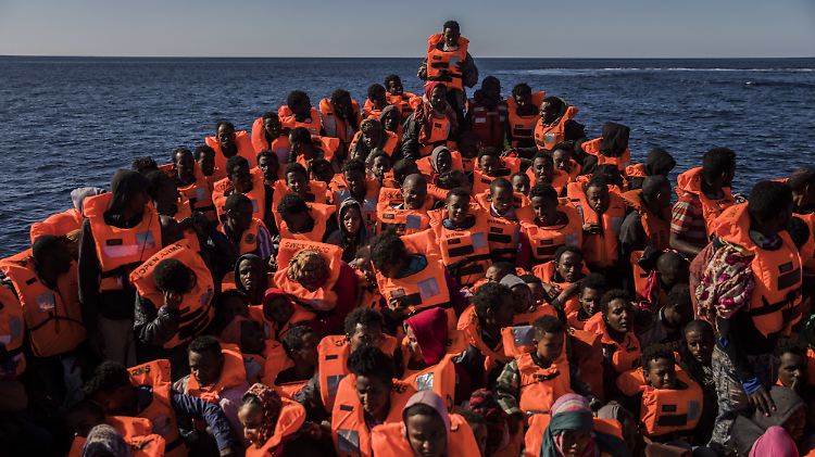 450 Flüchtlinge harren derzeit auf zwei Militärschiffen auf dem Mittelmeer aus. Diese Geflüchteten haben sich bereits im Januar auf den Weg nach Europa gemacht.