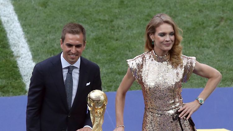 Lahm hat die Ehre, gemeinsam mit dem russischen Supermodel Natalia Vodianova den WM-Pokal zu präsentieren.
