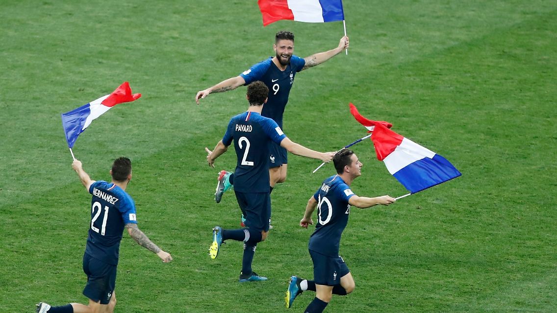 Bewaffnet mit der Tricolore lassen die Spieler sich ...