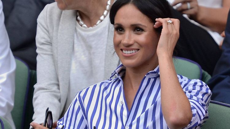 Herzogin Meghan beim Finale der Frauen in Wimbledon. Sieht so ein unechtes Lächeln aus?