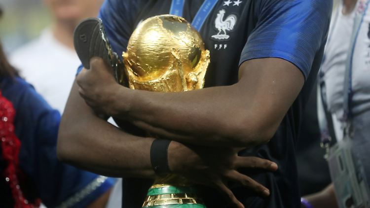 Meins! Den WM-Pokal müssen die Franzosen erst in vier Jahren wieder in die Verlosung stellen.