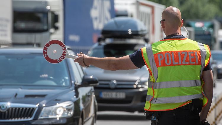 Die bayerische Polizei ist nach Worten Seehofers "eigenständig, nach Maßgabe der Bundespolizei".