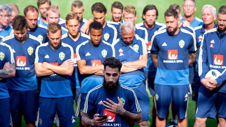 Die gesamte schwedische Mannschaft steht hinter Jimmy Durmaz - ein ganz wichtiger WM-Moment.