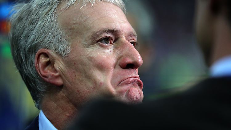 Kurz überlegt? Egal, französischen Medien zufolge bleibt Deschamps Nationalcoach von Frankreich.