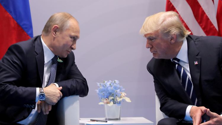 Putin (l.) und Trump während eines Treffens am Rande des G20-Gipfels im vergangenen Jahr in Hamburg.