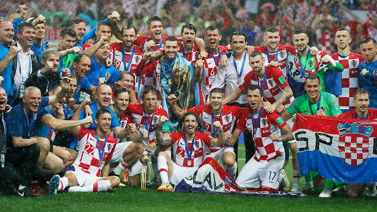 Die Kroaten feiern eine fantastische WM. 40 Minuten dauerte es nach dem Abpfiff, bis die Fifa zur Siegerehrung schritt. Die Spieler nutzten die Zeit für ein spontanes Mannschaftsfoto. Immerhin ist man ja Vizeweltmeister.