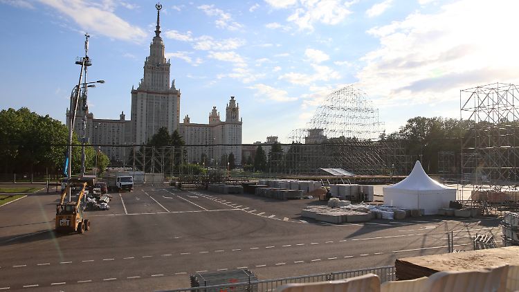 Die Fanmeile in Moskau wird wieder abgebaut. Der Alltag hält Einzug in russischen Wohnzimmer - oder doch nicht?