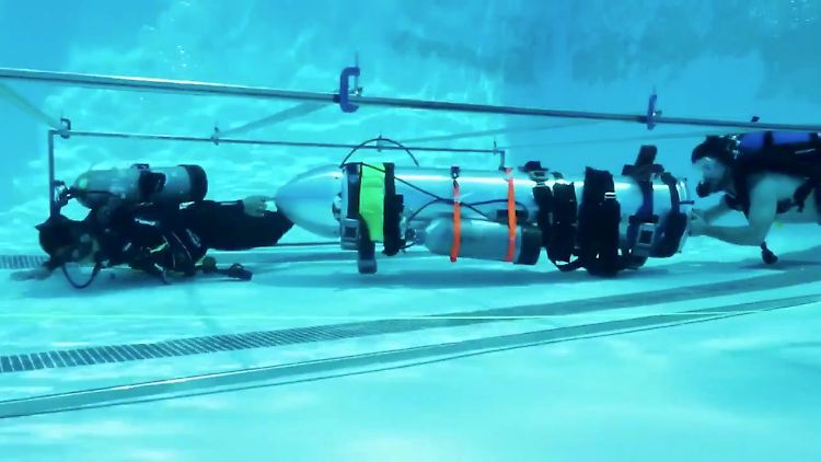 Auf sozialen Netzwerken veröffentlichte Musk Bilder seines Mini-U-Boots, das aber auch auf scharfe Kritik stieß.