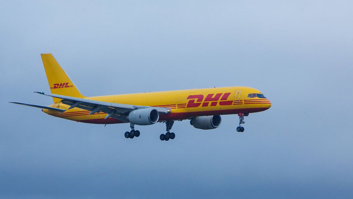 DHL Express betreibt mit 17 Partnerairlines mehr als 260 Flugzeuge, die auf über 600 Flügen am Tag in 220 Ländern unterwegs sind.